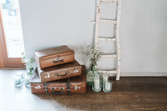 Dekoleiter Birke mit Koffern