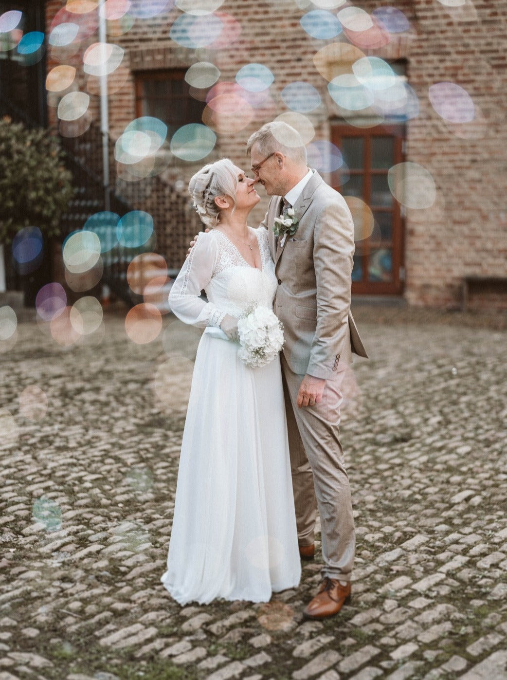 Hochzeitspaar mit Seifenblasen
