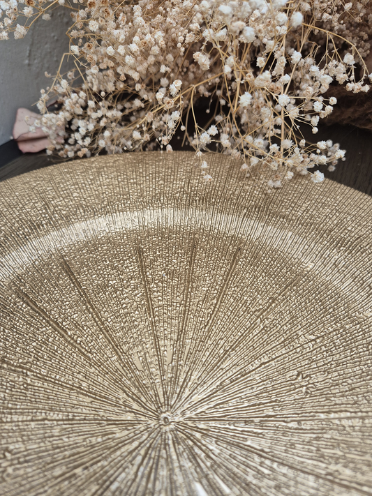 Platzteller gold - Miete mich bei Liebesrausch Dekorationsverleih in 50181 Bedburg, NRW. Unkompliziert, preislich fair deine Traumdekoration einfach mieten.