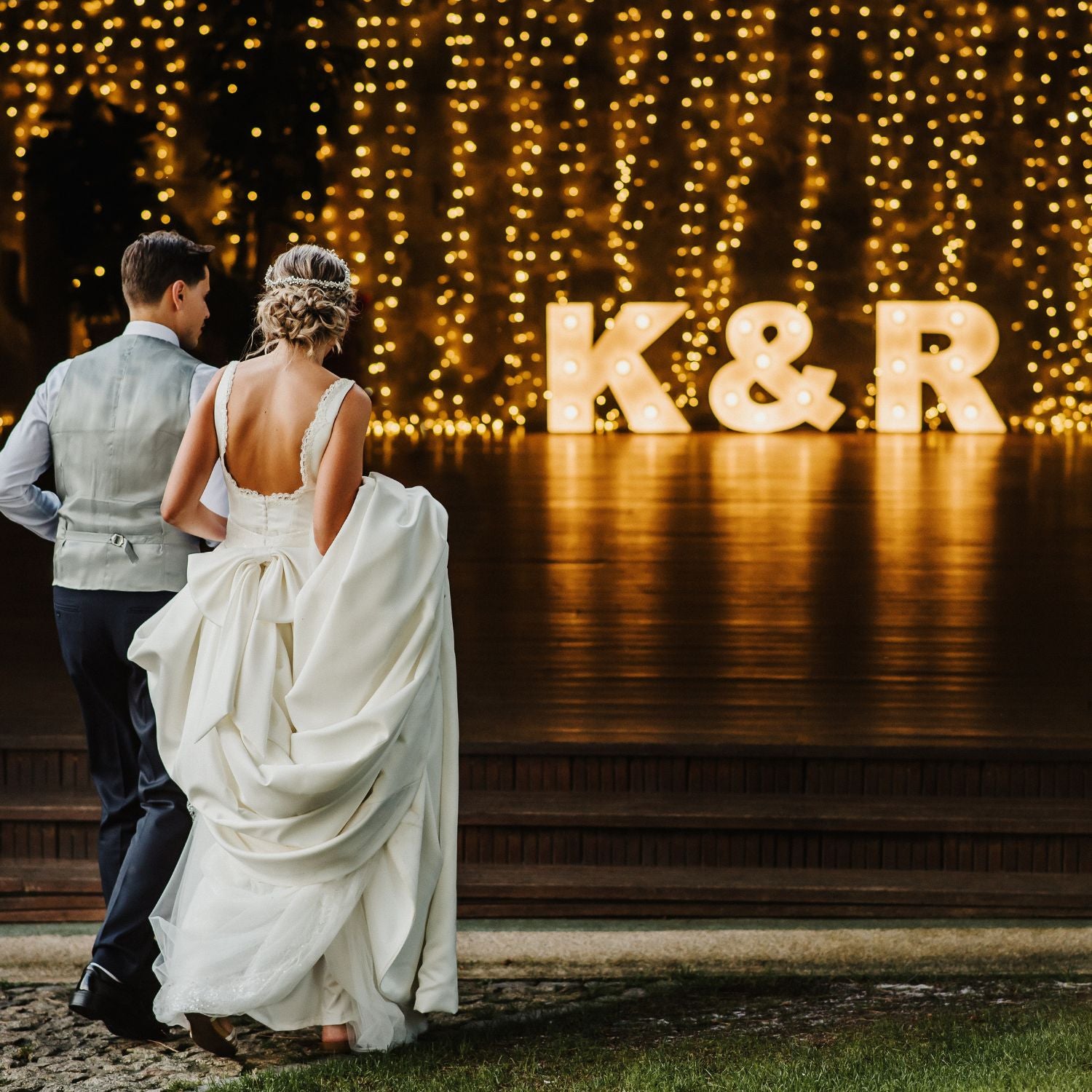 Leuchtbuchstaben mit Brautpaar